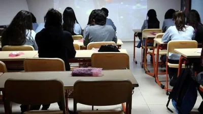 Bir lisede görevli edebiyat öğretmeninin, ders esnasında öğrencilere yönelik cinsel
