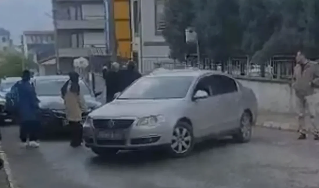 Kocaeli’nin Körfez ilçesinde bir okulun önünde kız öğrenciyi aracıyla takip