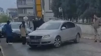 Kocaeli’nin Körfez ilçesinde bir okulun önünde kız öğrenciyi aracıyla takip