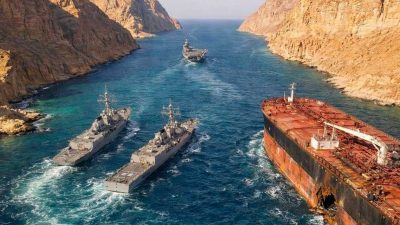 Hürmüz Boğazı’nda iki gemiye ateş açılmasıyla gerilim tırmanırken, İran’dan sert