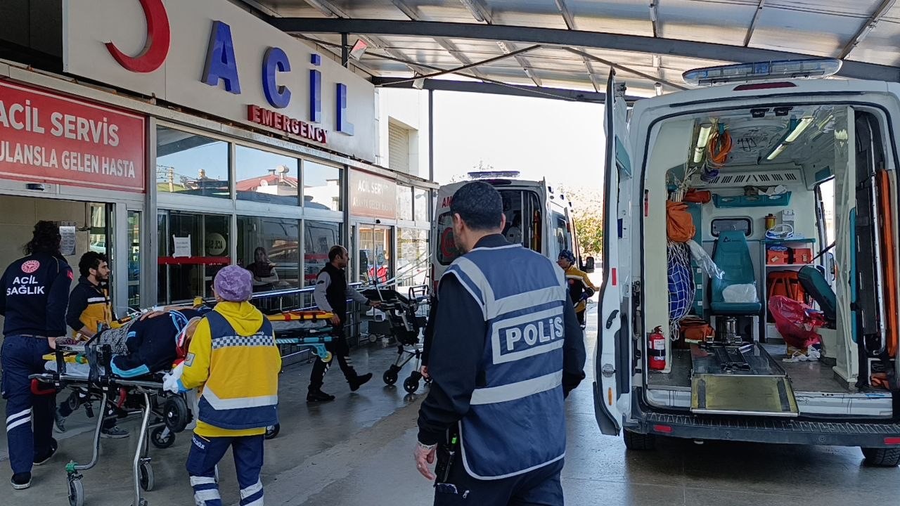 Adana’nın Kozan ilçesinde tarım işçilerini taşıyan minibüsün kontrolden çıkarak devrilmesi