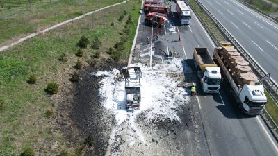 Kuzey Marmara Otoyolu’nda seyir halindeki köpük sprey yüklü kamyon alev