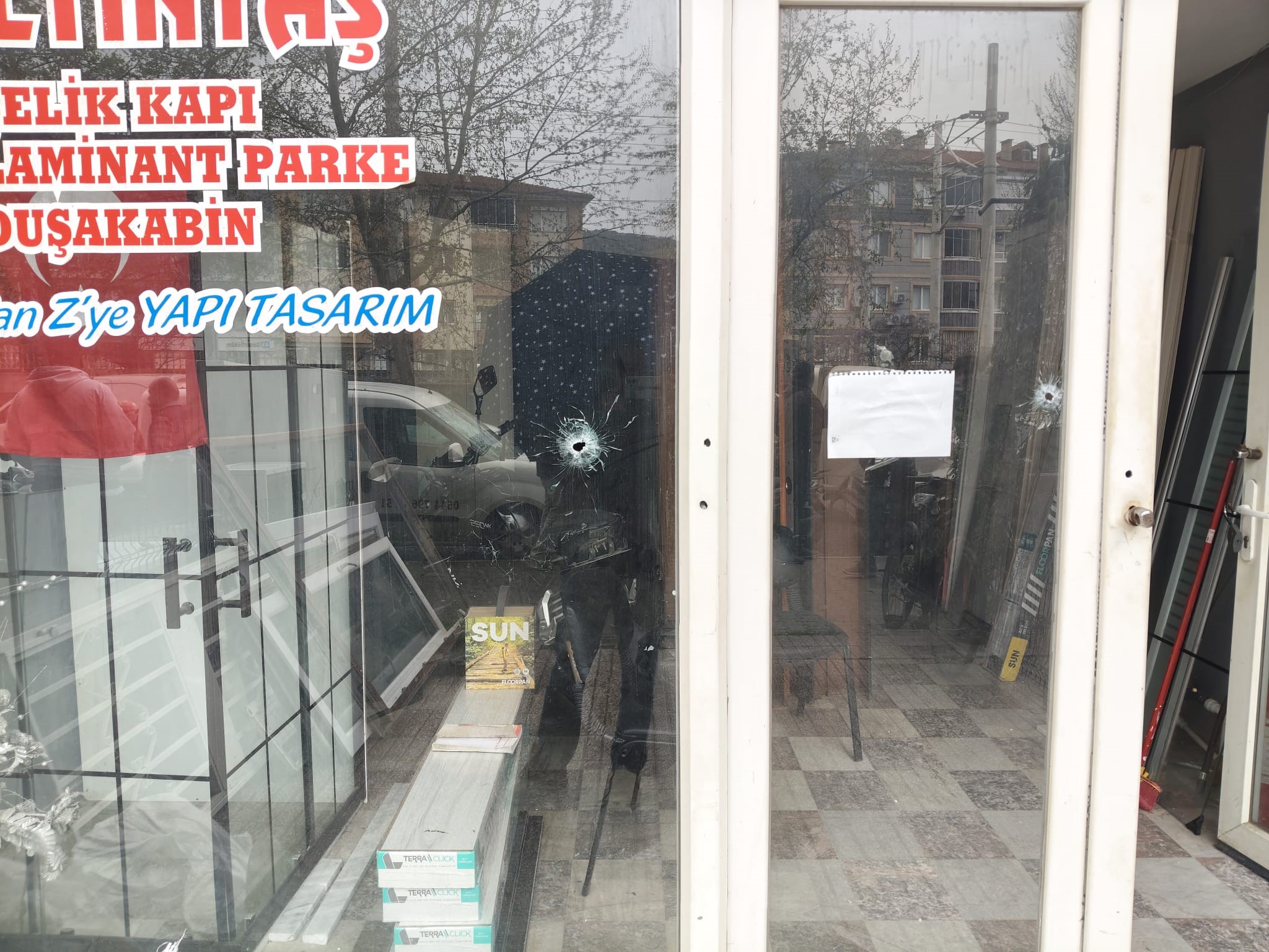 İzmir’in Selçuk ilçesinde bir iş yerine kimliği belirsiz bir kişi