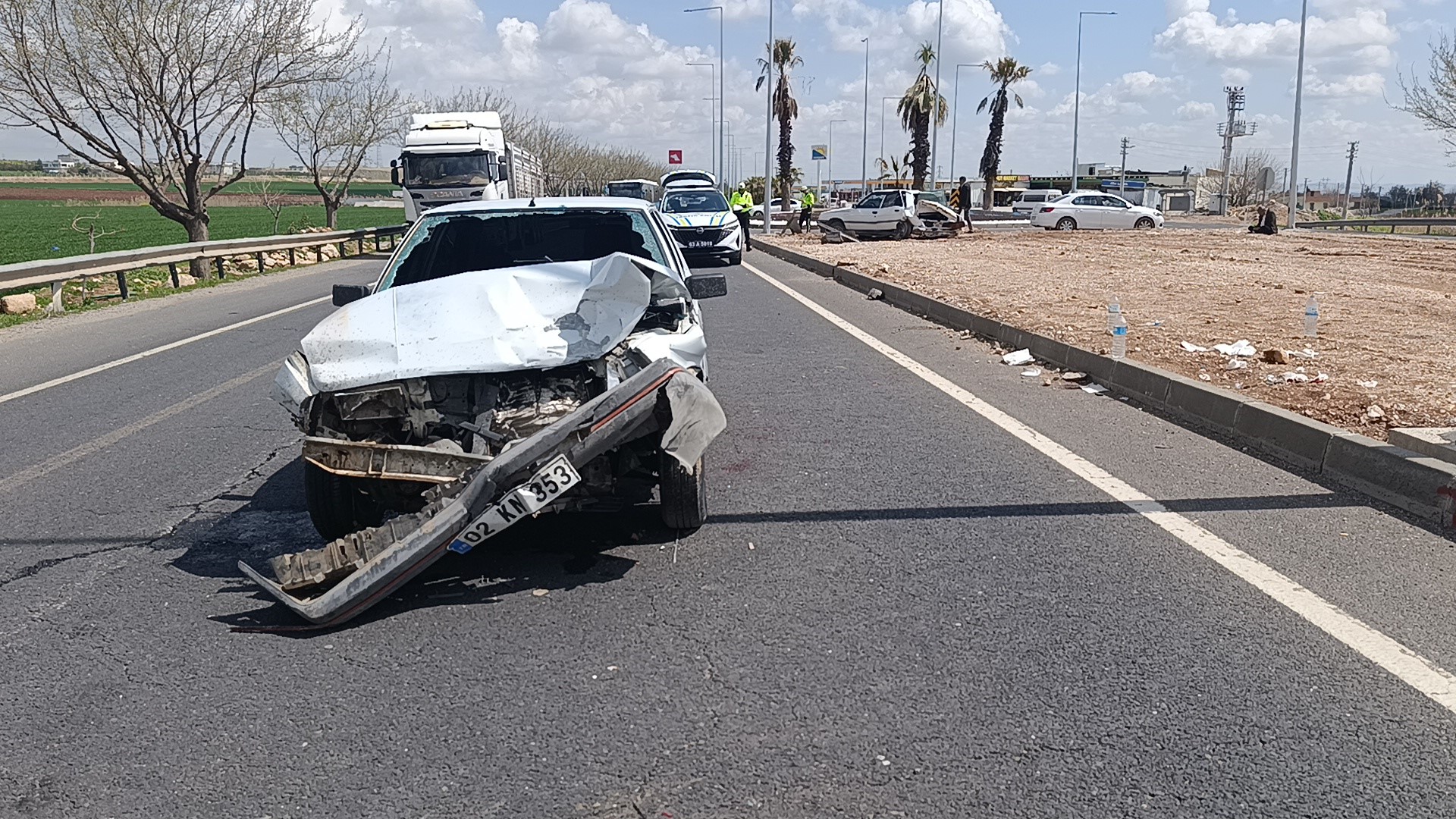 Şanlıurfa-Mardin kara yolunda iki otomobilin çarpışması sonucu meydana gelen trafik