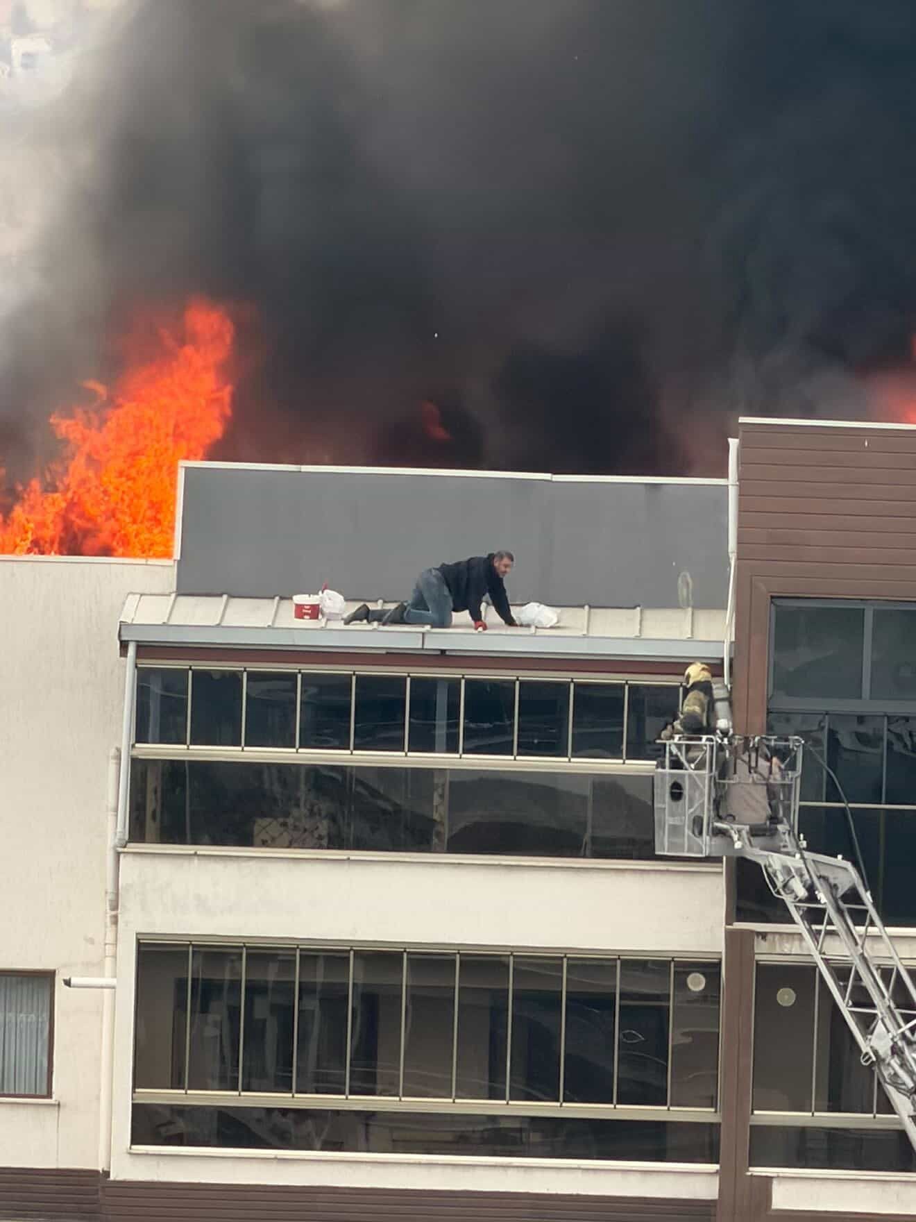 Bursa'nın merkez Yıldırım ilçesinde 8 katlı sitenin çatı katında çıkan