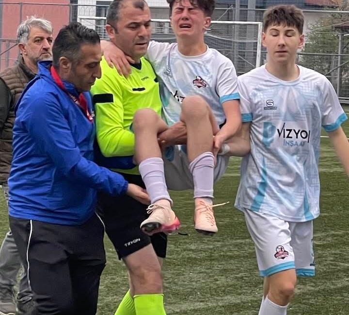 Kocaeli U15 Ligi'nde oynanan Körfez derbisinde, sahalarda ender görülen centilmenlik