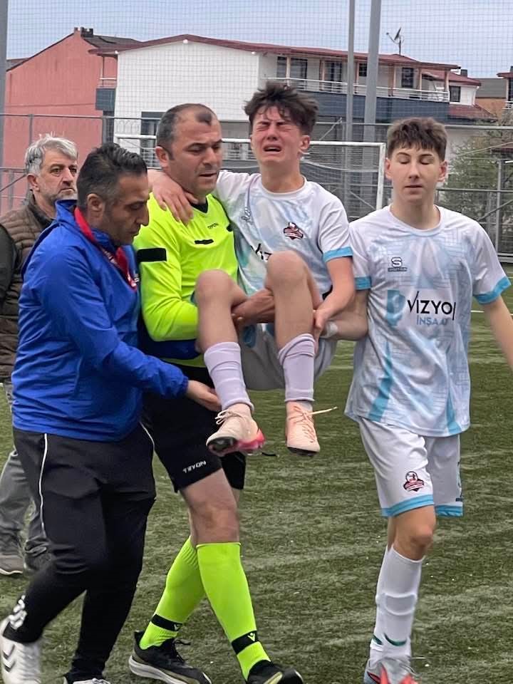 Kocaeli U15 Ligi'nde oynanan Körfez derbisinde, sahalarda ender görülen centilmenlik