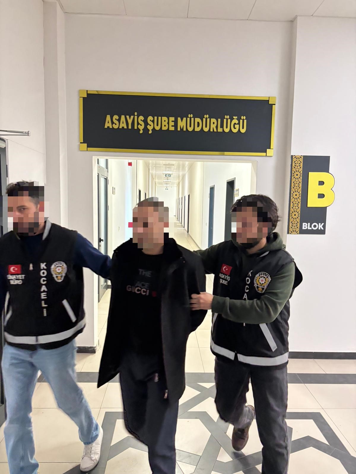 Kocaeli’nin Darıca ilçesinde, işe gitmek için tırına bindiği sırada kardeşini