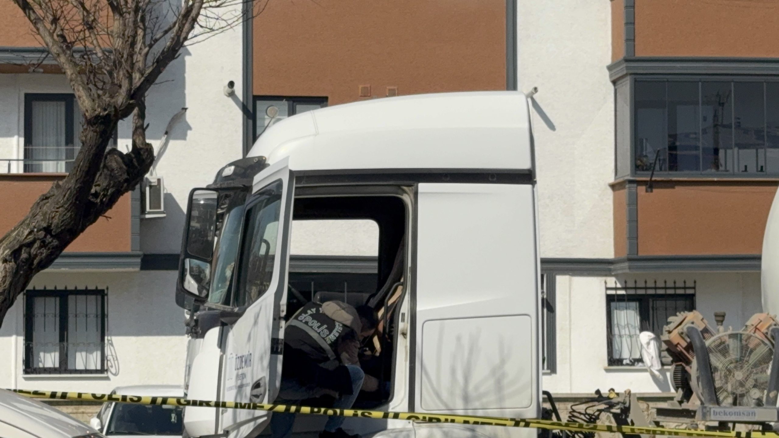 Kocaeli'nin Darıca ilçesinde işe gitmek üzere tırına binen kardeşini, kurduğu