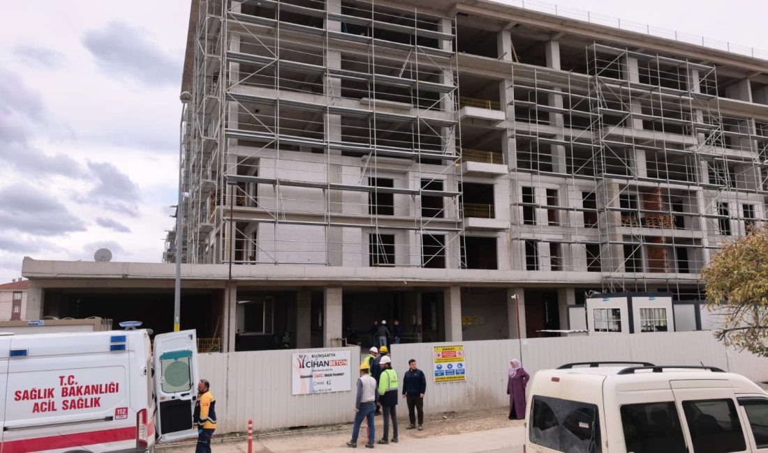 Bursa'nın İnegöl ilçesinde yapımı devam eden bir inşaatta çalışan işçi,