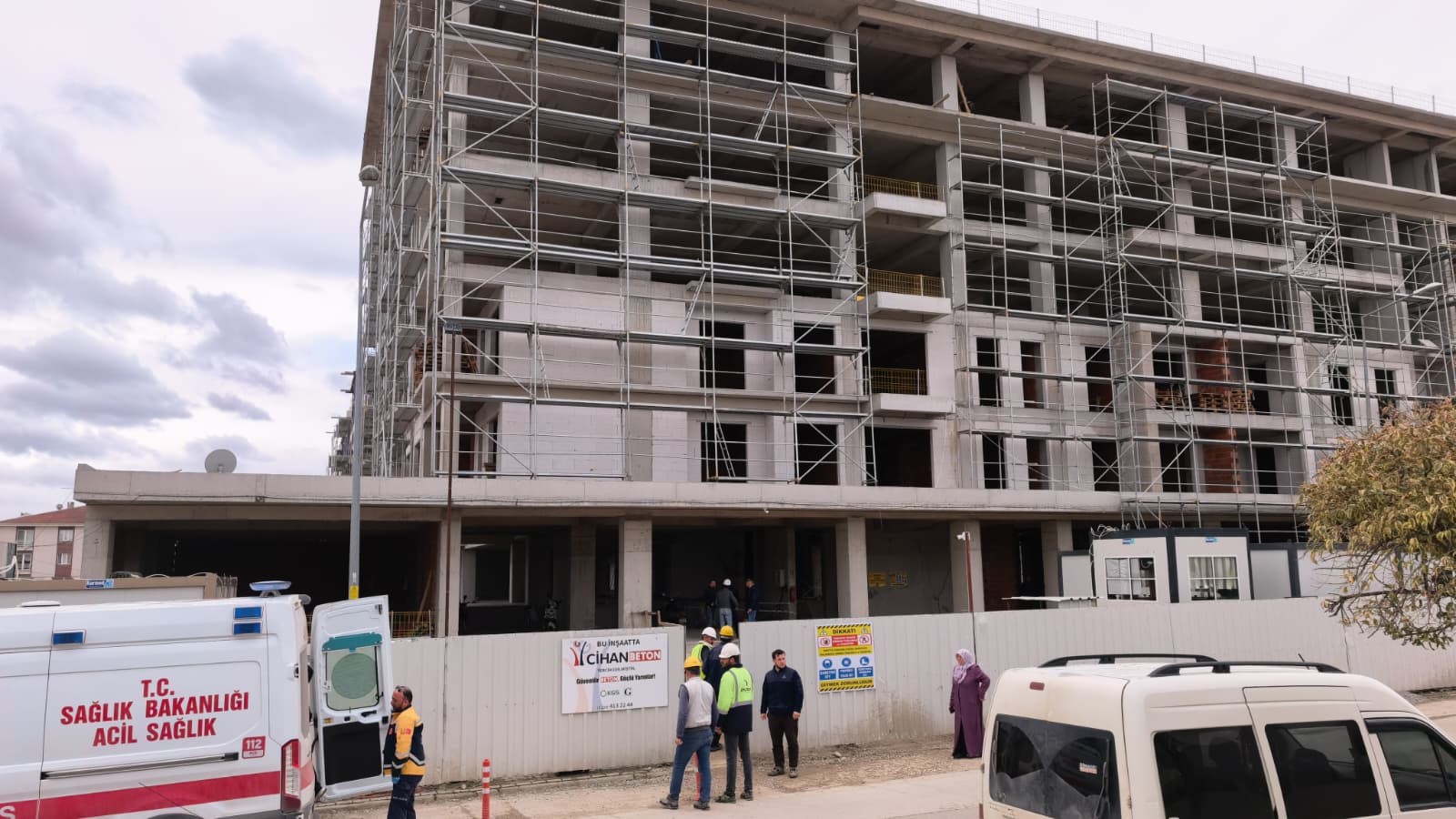 Bursa'nın İnegöl ilçesinde yapımı devam eden bir inşaatta çalışan işçi,