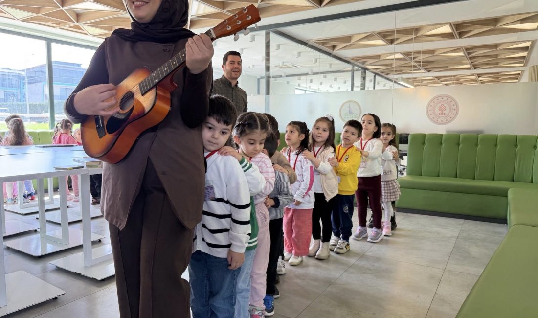 Kartepe’de Kütüphaneler Haftası kapsamında düzenlenen müzikli masal etkinliğinde minikler hem
