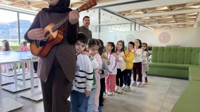 Kartepe’de Kütüphaneler Haftası kapsamında düzenlenen müzikli masal etkinliğinde minikler hem