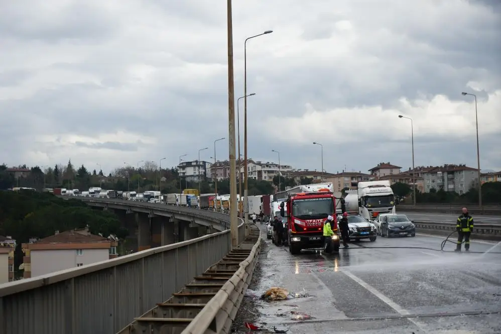 Kocaeli'nin en yoğun ulaşım aksı olan TEM Otoyolu'nda, sorumsuz bir