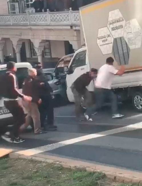İstanbul Kağıthane’de sürücüler arasında çıkan "yol verme" gerginliği kısa sürede