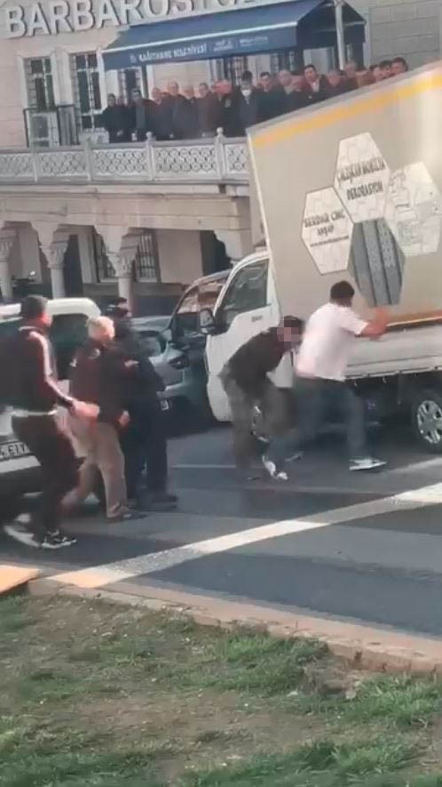 İstanbul Kağıthane’de sürücüler arasında çıkan "yol verme" gerginliği kısa sürede