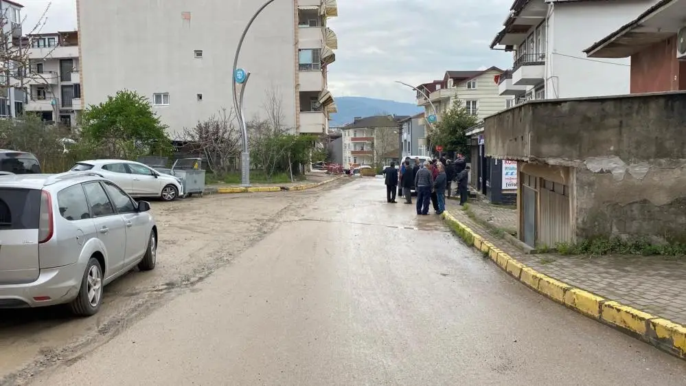Kocaeli’nin Derince ilçesinde bugün öğle saatlerinde dehşet anları yaşandı. Sürücüsünün