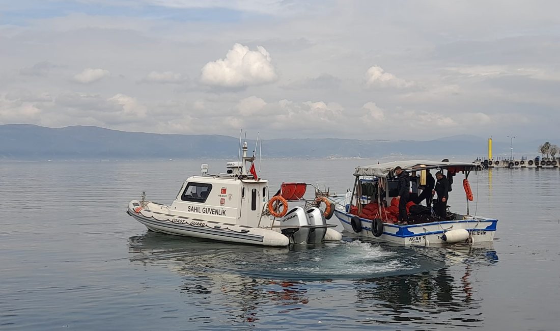 Kocaeli’nin Karamürsel ilçesinde denize açılan bir teknedeki şahısların dalış yaptığını