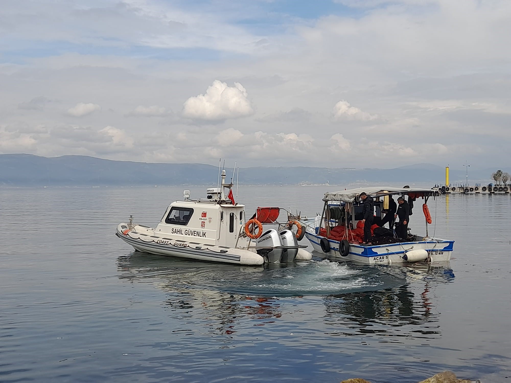 Kocaeli’nin Karamürsel ilçesinde denize açılan bir teknedeki şahısların dalış yaptığını