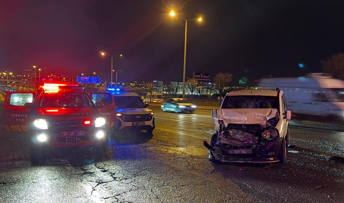 Kayseri’nin Melikgazi ilçesinde arıza nedeniyle yolda kalan minibüse hafif ticari