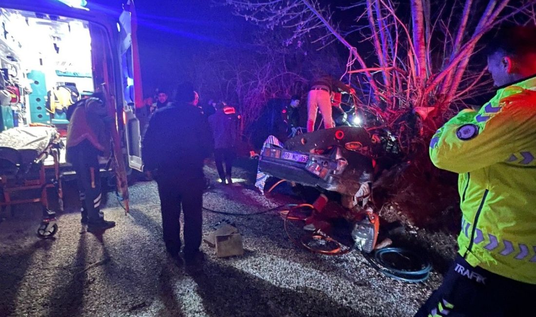 Antalya’nın Korkuteli ilçesinde kontrolden çıkan otomobilin yol kenarındaki ağaca çarpması