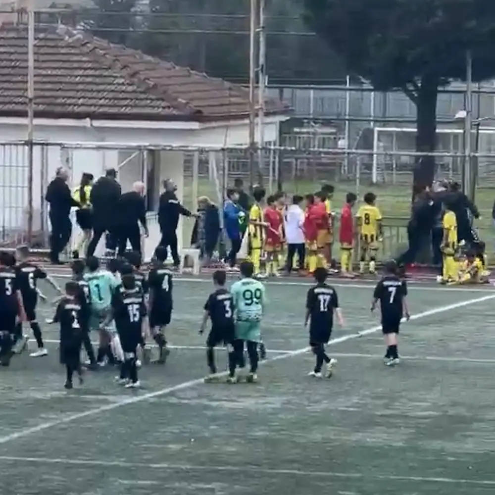 Kocaeli’nin Derince ilçesinde küçük yaştaki sporcuların centilmenlik ruhuyla sahaya çıktığı
