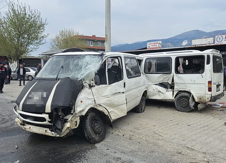 Aydın’ın Buharkent ilçesinde yolcu otobüsü ile iki minibüsün karıştığı zincirleme