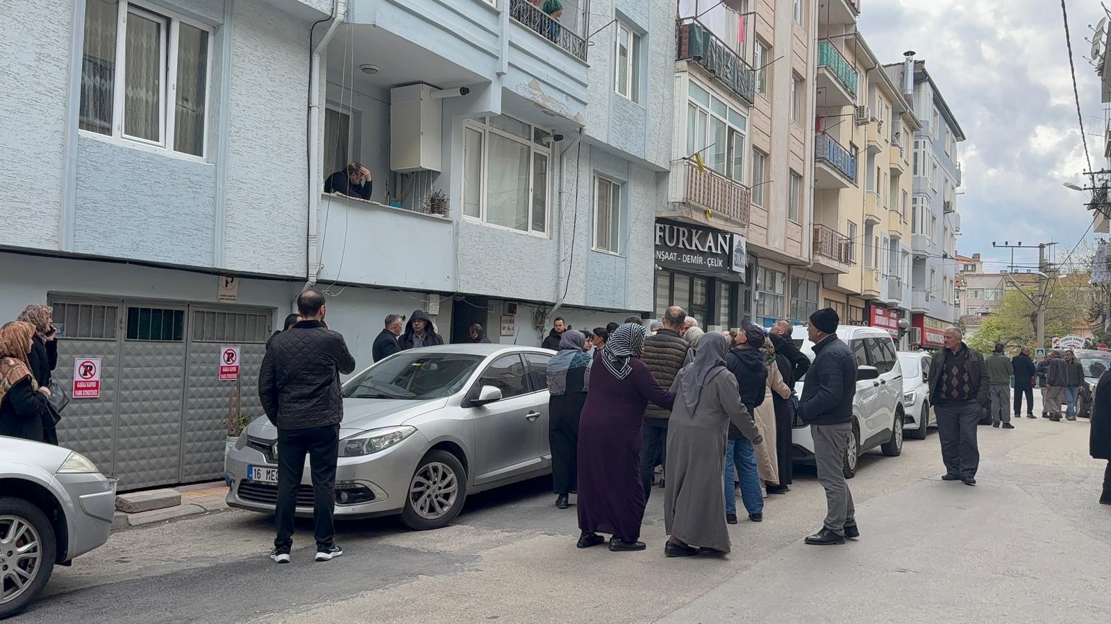 Bursa'nın Gemlik ilçesinde 65 yaşındaki kadın, evinde boğazı kesilerek öldürülmüş