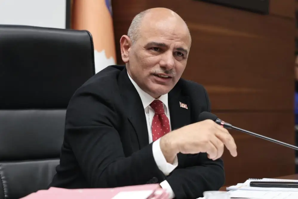 Körfez Belediye Meclisi’nde gerçekleşen faaliyet raporu görüşmeleri, "çikolata faturası" tartışmasıyla