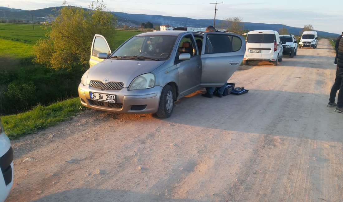 Bursa'nın Karacabey ilçesinde, yol kenarında camları açık halde terk edilmiş