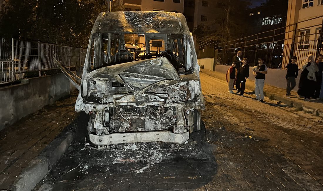 İstanbul Avcılar’da park halindeki bir servis aracı henüz bilinmeyen bir