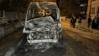 İstanbul Avcılar’da park halindeki bir servis aracı henüz bilinmeyen bir