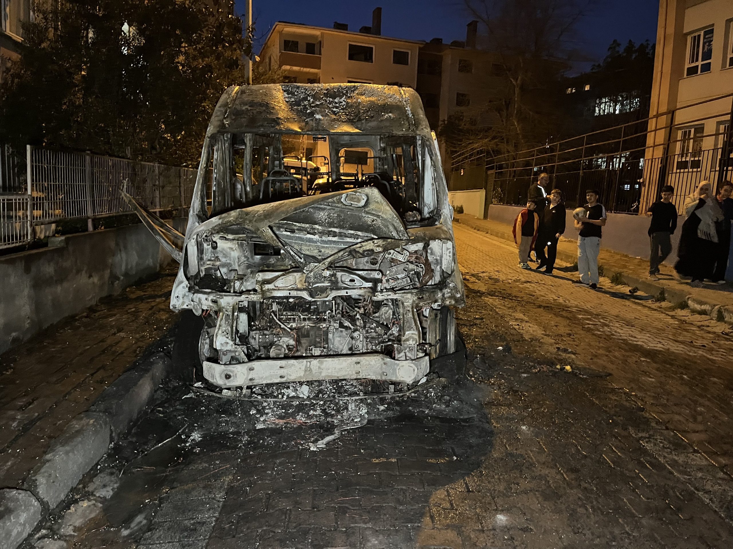 İstanbul Avcılar’da park halindeki bir servis aracı henüz bilinmeyen bir