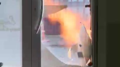 Kocaeli'nin İzmit ilçesinde doğal gaz kokusunun ardından yangın çıktı. Film