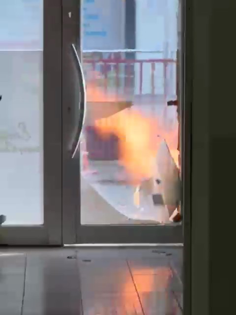 Kocaeli'nin İzmit ilçesinde doğal gaz kokusunun ardından yangın çıktı. Film