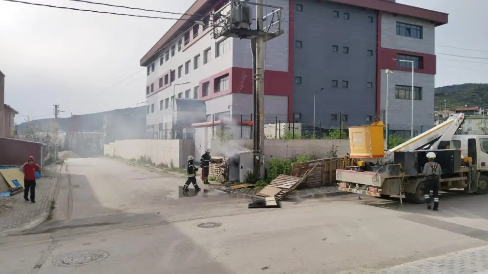 Kocaeli’nin Körfez ilçesinde akşam saatlerinde meydana gelen trafo yangını, mahalle