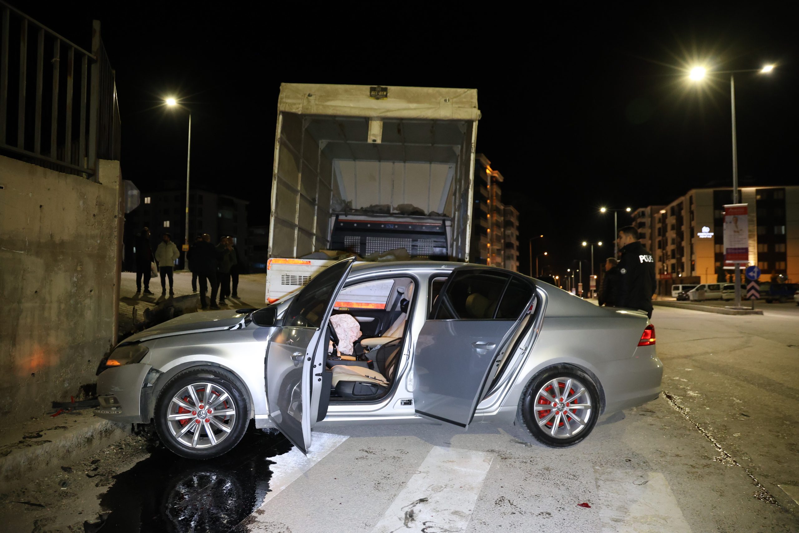 Elazığ’da pikap ile otomobilin çarpışması sonucu meydana gelen trafik kazasında