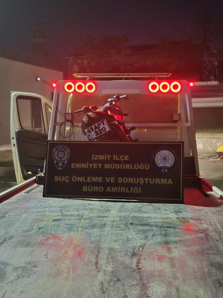 Kocaeli'nin İzmit ilçesinde, trafikte sergilediği tehlikeli şovlarla hem kendi canını