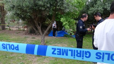 Antalya’nın Konyaaltı ilçesinde, ağaçlık alanda bir erkek cesedi bulundu. Polisin