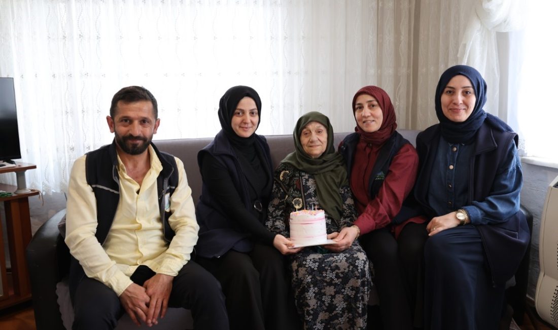 Kartepe'nin Alo Evlat ekibi, çocuğu olmayan 92. yaşındaki Neriman Yiğit’e