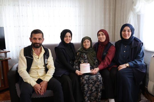 Kartepe'nin Alo Evlat ekibi, çocuğu olmayan 92. yaşındaki Neriman Yiğit’e