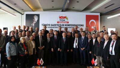 Türkiye Gazeteciler Konfederasyonu’nun Kocaeli’de düzenlenen toplantısında yerel medyanın ekonomik sorunları,