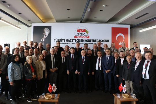 Türkiye Gazeteciler Konfederasyonu’nun Kocaeli’de düzenlenen toplantısında yerel medyanın ekonomik sorunları,