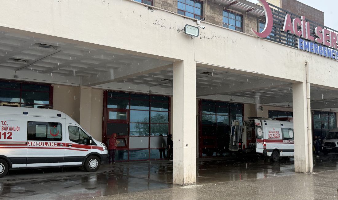 Okulda oyun oynadıktan sonra sağanakla birlikte ağacın altına sığınan 3