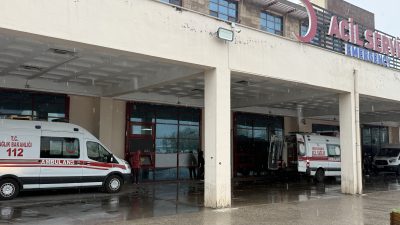 Okulda oyun oynadıktan sonra sağanakla birlikte ağacın altına sığınan 3