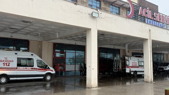 Okulda oyun oynadıktan sonra sağanakla birlikte ağacın altına sığınan 3