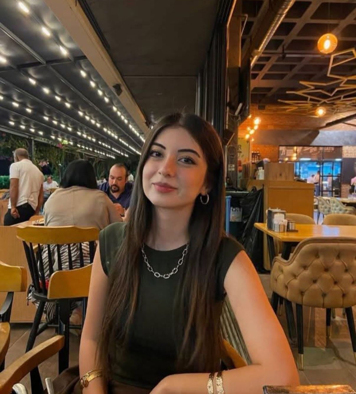 İzmir’in Menderes ilçesinde kontrolden çıkarak beton bariyerlere çarpan otomobilde yangın