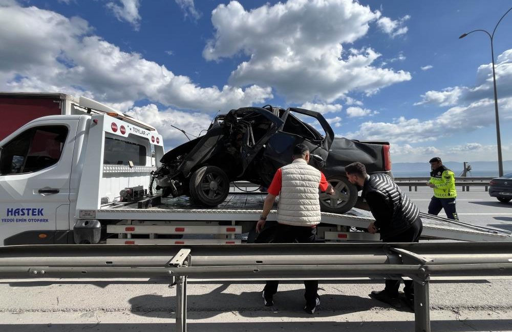 Kocaeli geçişinde yaşanan feci kazada, kontrolünü kaybeden bir otomobil adeta