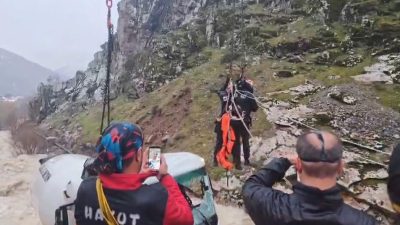 Bitlis’in Tatvan ile Hizan ilçeleri arasında kontrolden çıkarak dereye uçan