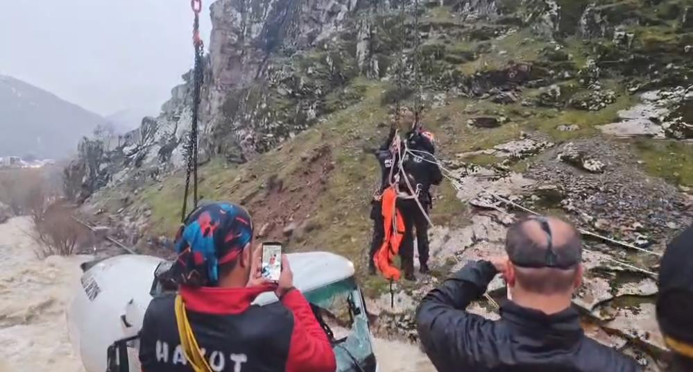 Bitlis’in Tatvan ile Hizan ilçeleri arasında kontrolden çıkarak dereye uçan